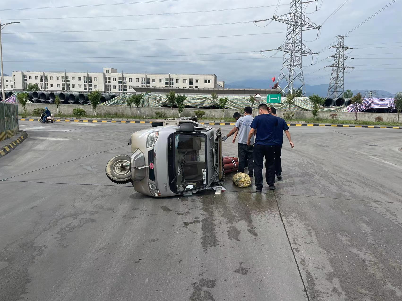 暖了！廠區(qū)一車輛側(cè)翻，公司專職消防隊(duì)巡查途中幫忙解困