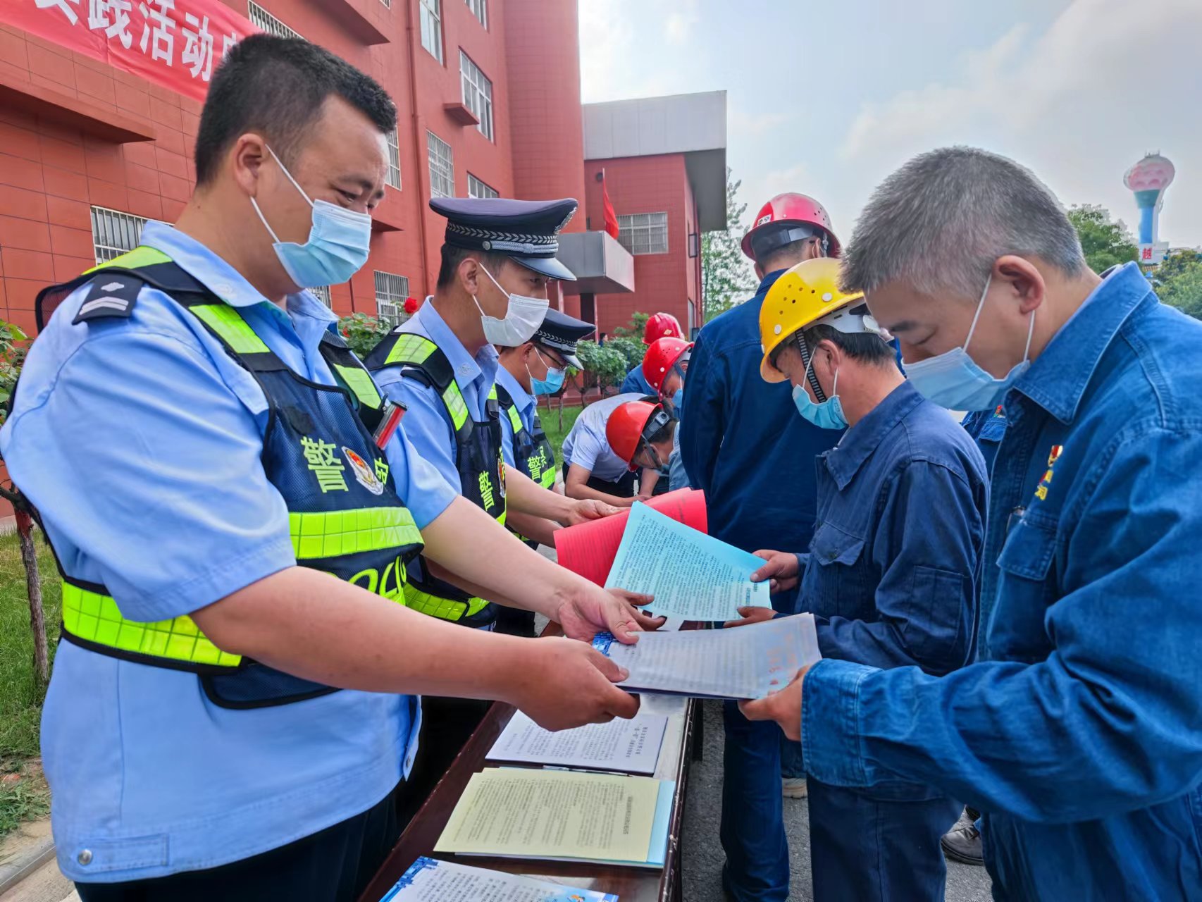 漢鋼公司開展“車讓人 人守規(guī)”文明交通實踐活動啟動儀式