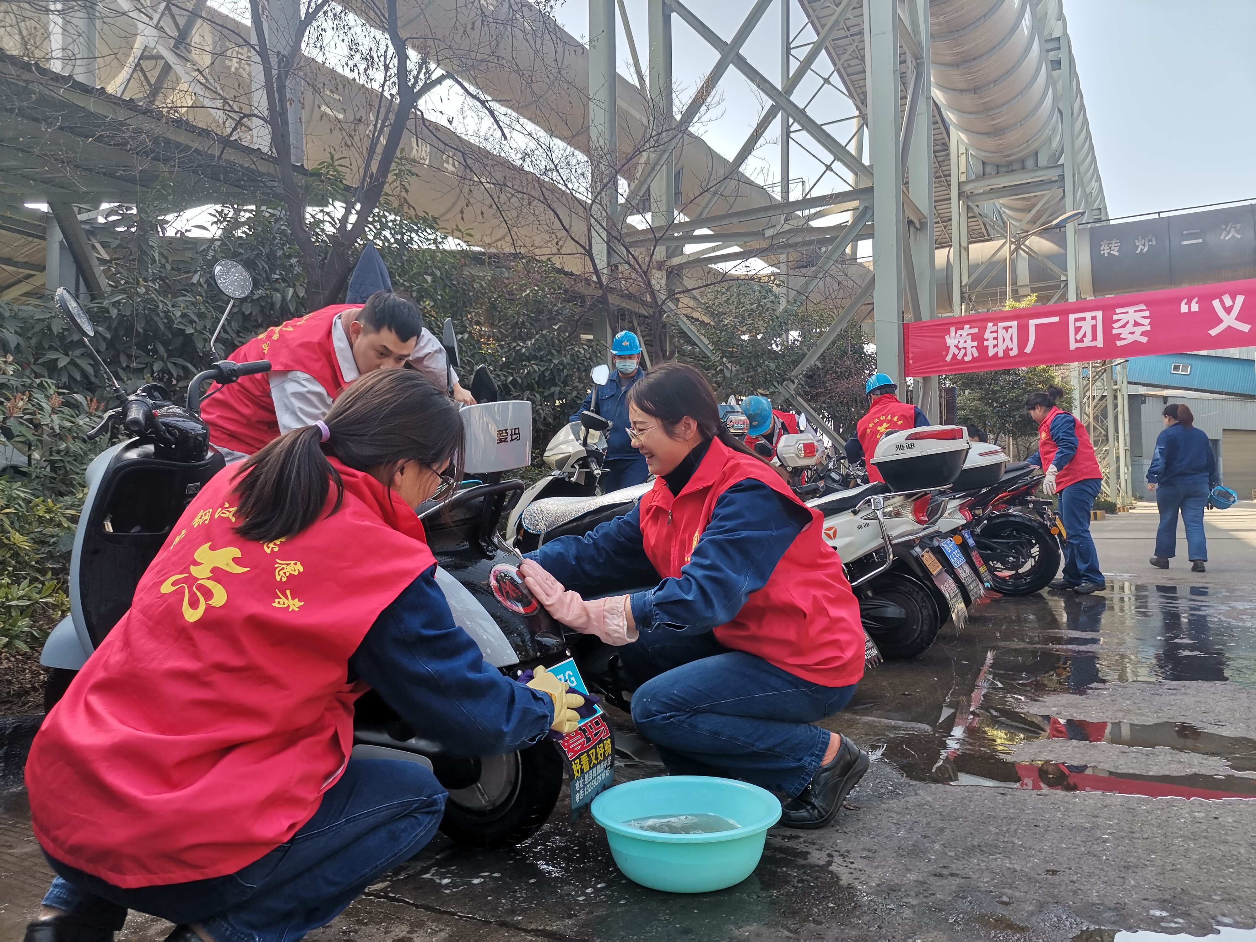 義務(wù)洗車煥新顏，美麗出行樹新風(fēng) ——煉鋼廠團(tuán)委組織開展“義務(wù)洗車，環(huán)保出行”學(xué)雷鋒志愿者活動(dòng)