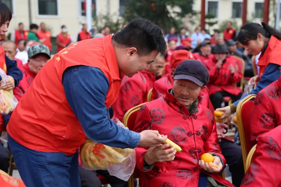 最美“紅馬甲” 情暖“重陽節(jié)”！漢鋼公司組織敬老院獻(xiàn)愛心志愿服務(wù)活動