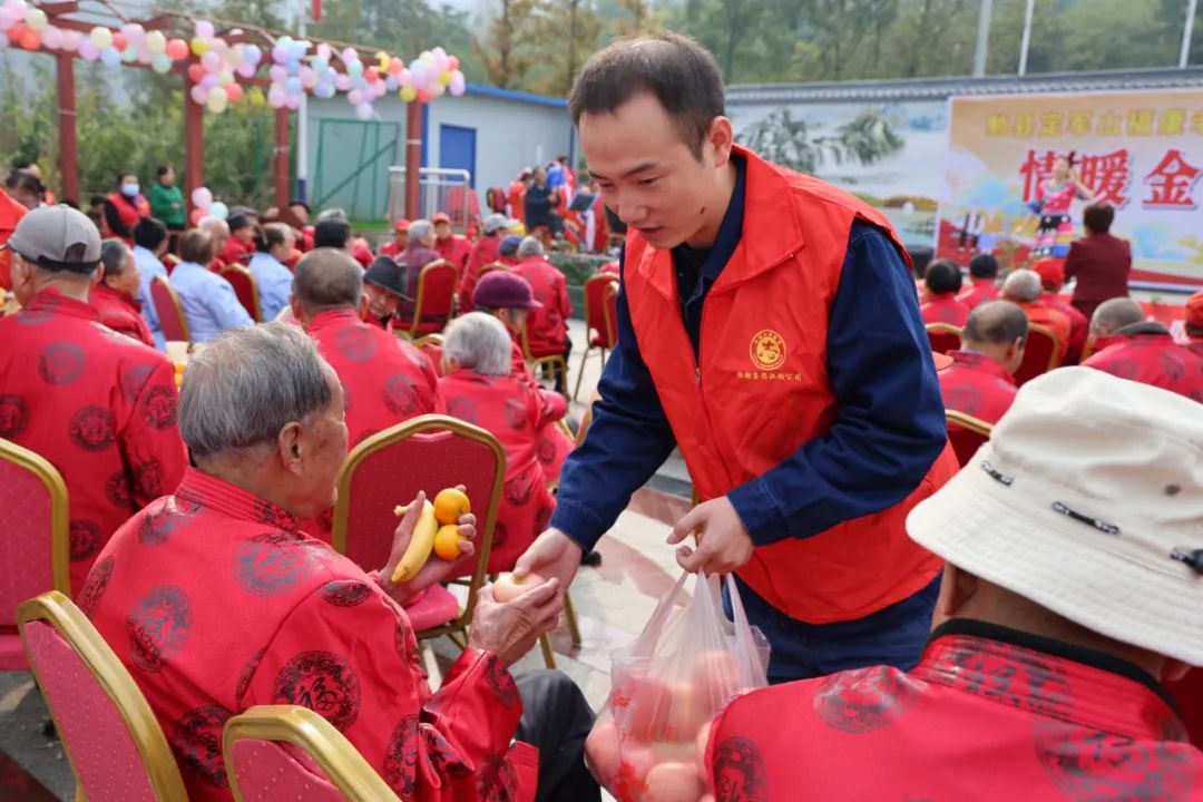 最美“紅馬甲” 情暖“重陽節(jié)”！漢鋼公司組織敬老院獻(xiàn)愛心志愿服務(wù)活動